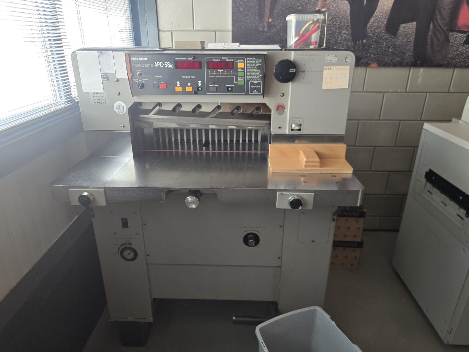 Horizon APC-58e Snijmachine voor papier en drukwerk, Ophalen