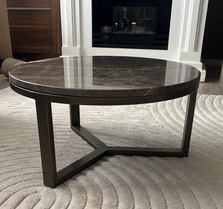Rond salontafel met marmerlook blad (Goosens), Huis en Inrichting, Ophalen, Rond, 50 tot 100 cm, Zo goed als nieuw