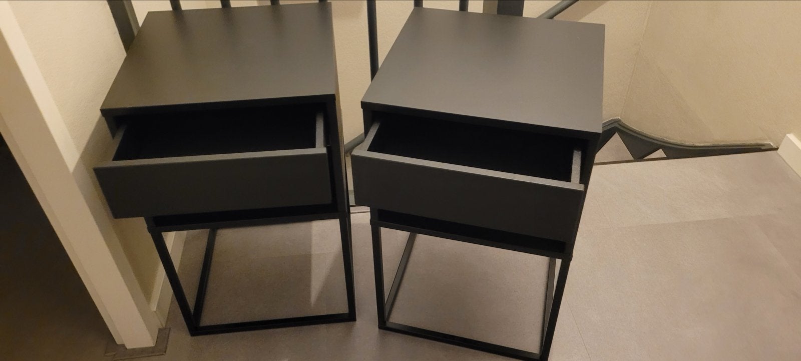 Twee zwarte nachtkastjes met lade - IKEA Vikham, Huis en Inrichting, Slaapkamer | Nachtkastjes, Ophalen, Minder dan 45 cm, 55 tot 70 cm