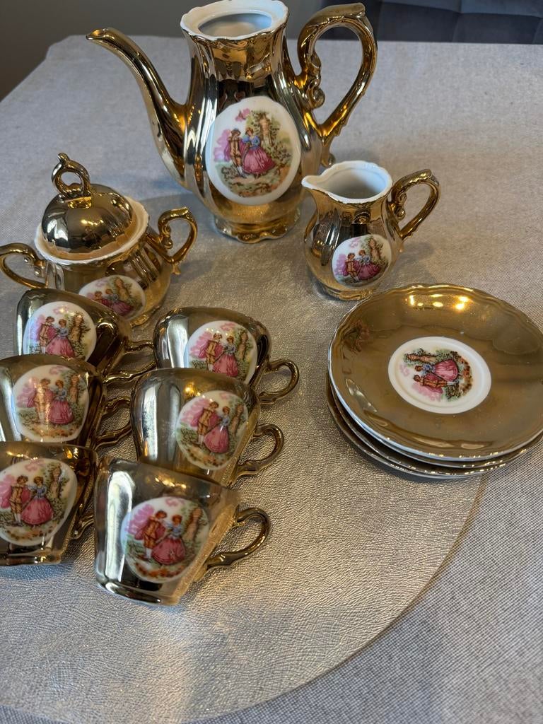 Vintage Gouden Porseleinen Theeservies met Romantische Scène, Ophalen
