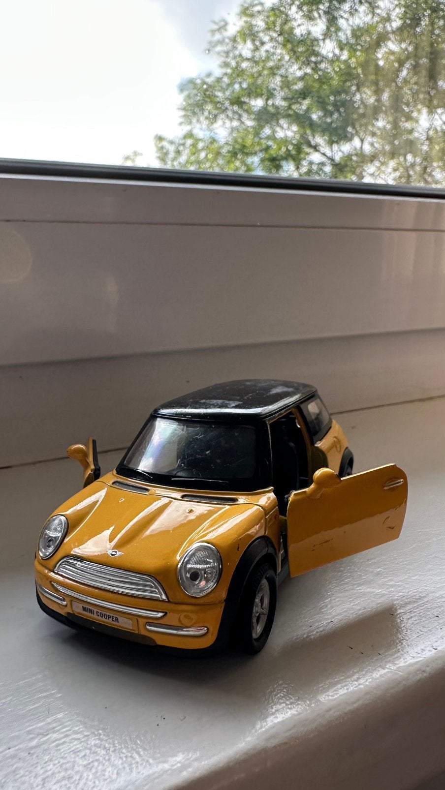 Welly Mini Cooper 1:24 Diecast Model Car – Yellow & Black, Ophalen, Welly