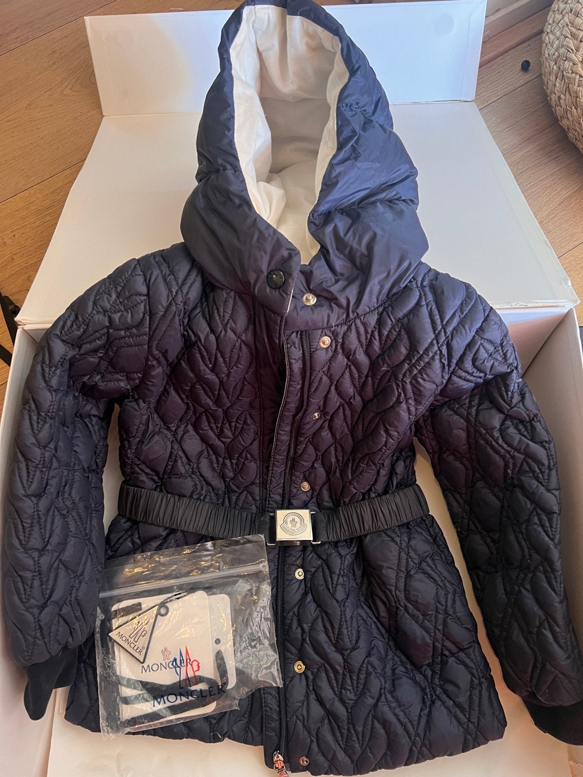 Moncler jas met klein gaatje op capuchon, Ophalen of Verzenden, Gedragen, Maat 38/40 (M), Zwart