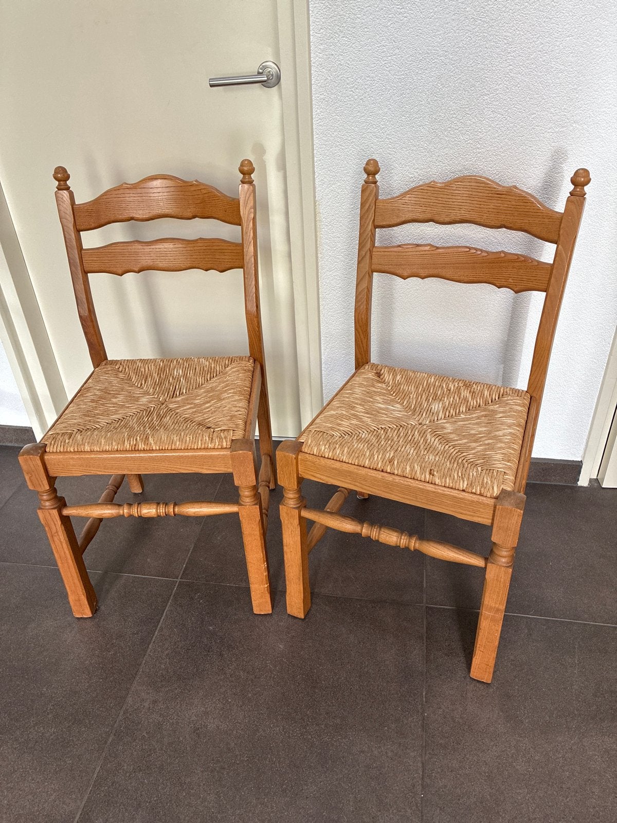 Set van 2 houten stoelen met rieten zitting, Huis en Inrichting, Stoelen, Ophalen, Gebruikt, Bruin, Twee
