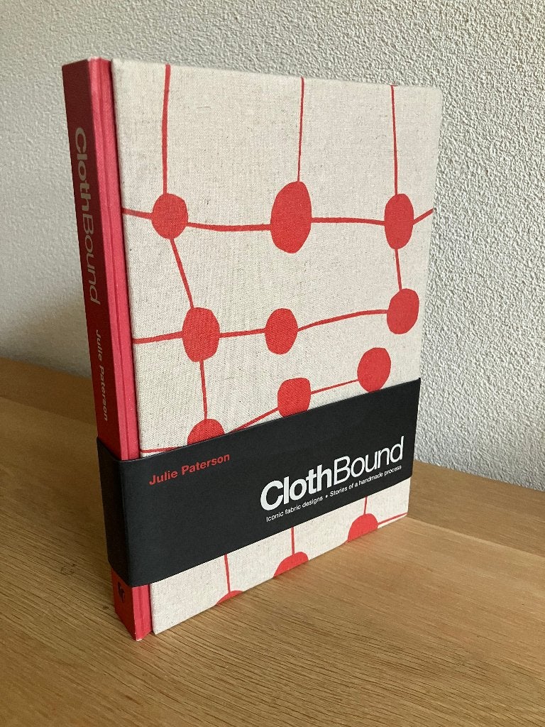 ClothBound  Iconic fabric designs 2015 Gesigneerd!, Julie Paterson, Ophalen of Verzenden, Zo goed als nieuw, Overige onderwerpen