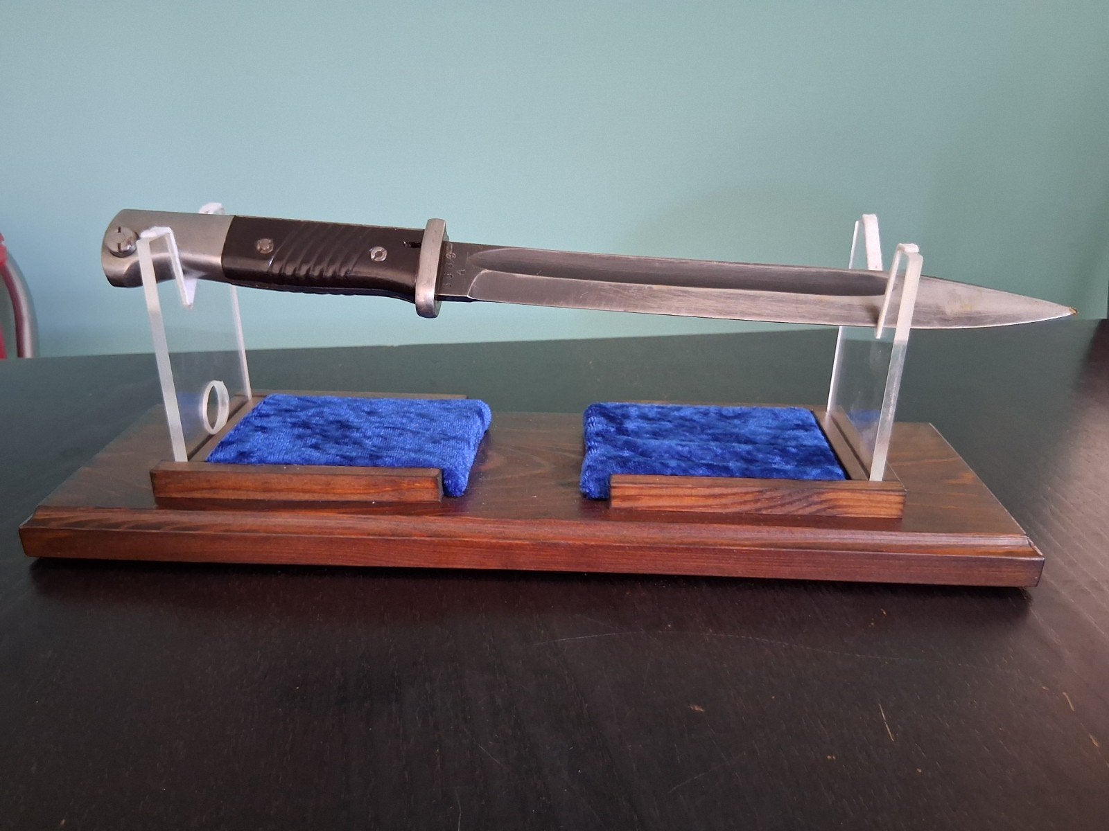 Display staander voor dolk, bajonet...Blauw, Ophalen of Verzenden, Landmacht, Mes of Dolk