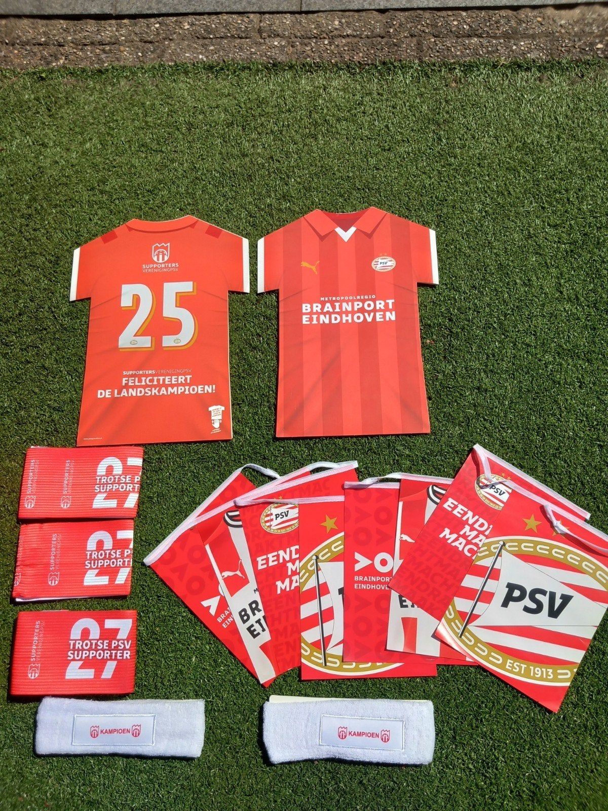 PSV: vlaggetjes, shirts karton, zweetbandje, aanvoerdersband, Verzamelen, Sportartikelen en Voetbal, Verzenden, Zo goed als nieuw