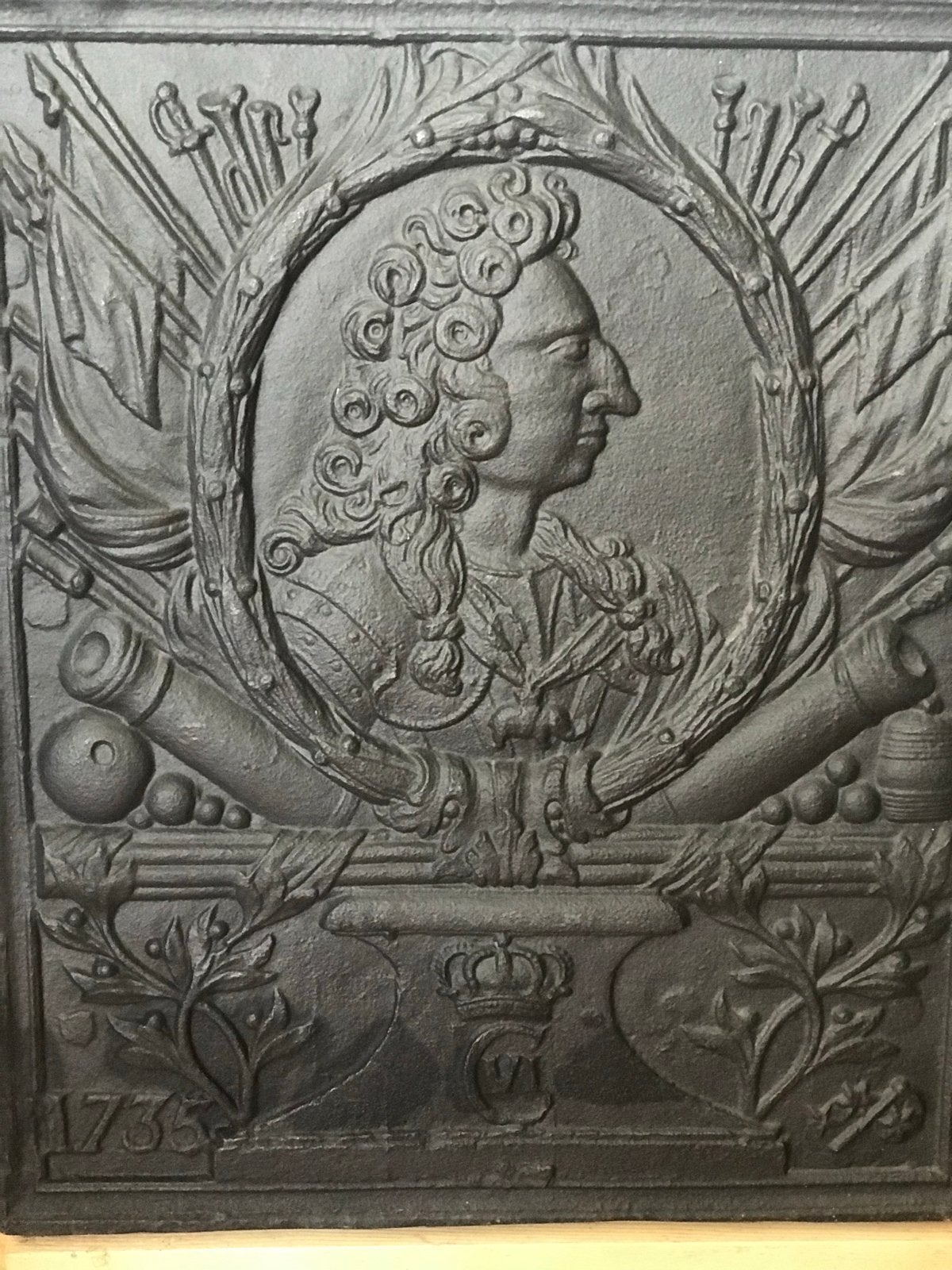 Antieke gietijzeren haardplaat 1735 met koninklijk portret, Ophalen