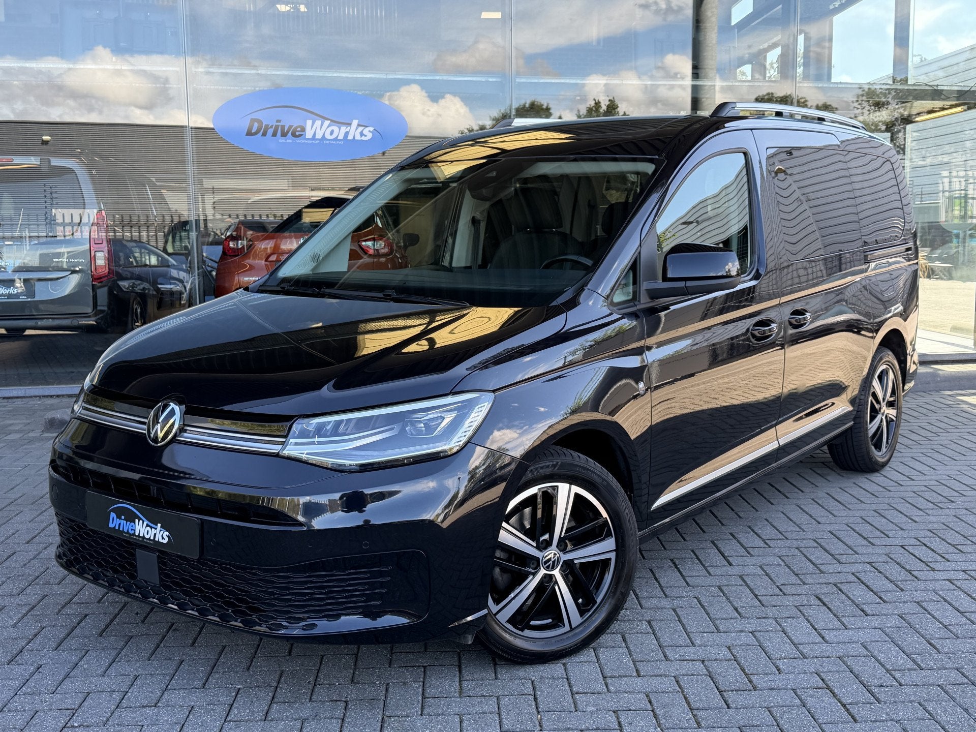 Volkswagen Caddy Maxi 1.5 TSI 7p | Highline | Pano | AGR sea, Auto's, 4 cilinders, Met garantie (alle), Zwart, Origineel Nederlands