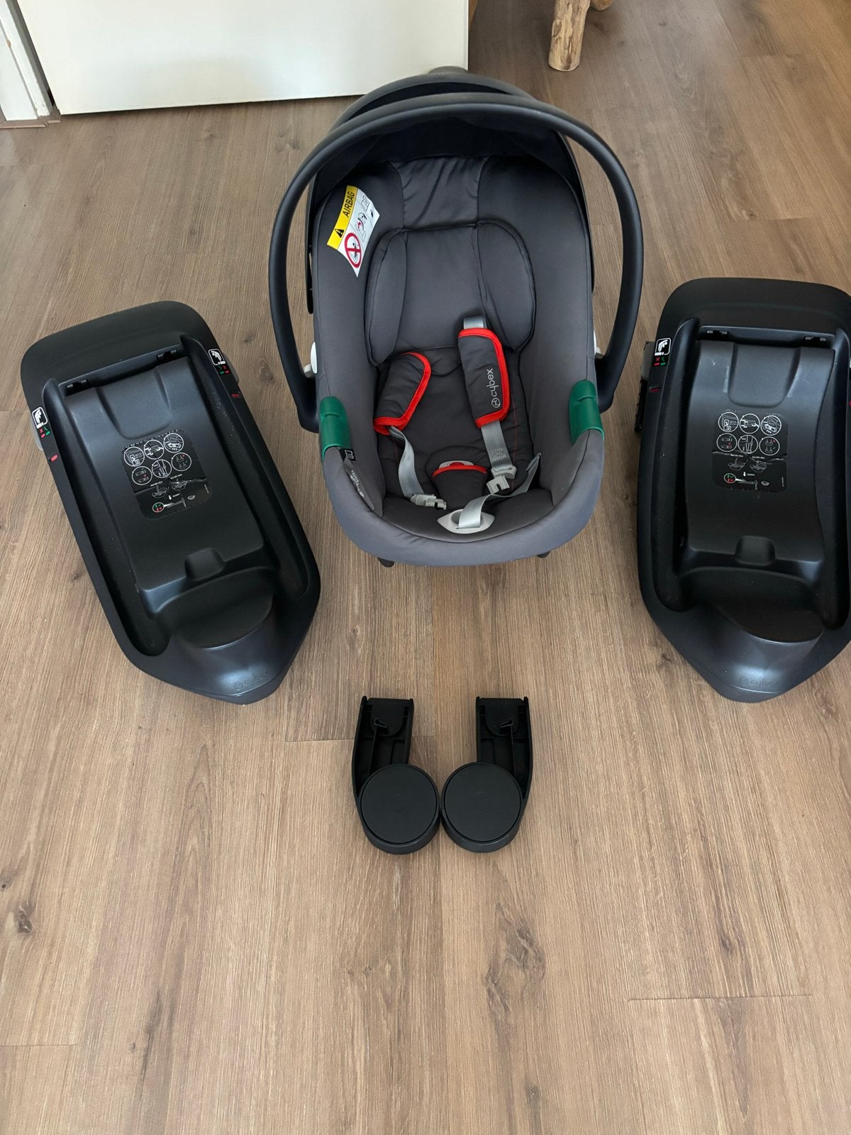 Cybex Aton B2 i-Size autostoel met 2x bases en adapters, Verstelbare rugleuning, Zo goed als nieuw, Isofix, 0 t/m 13 kg