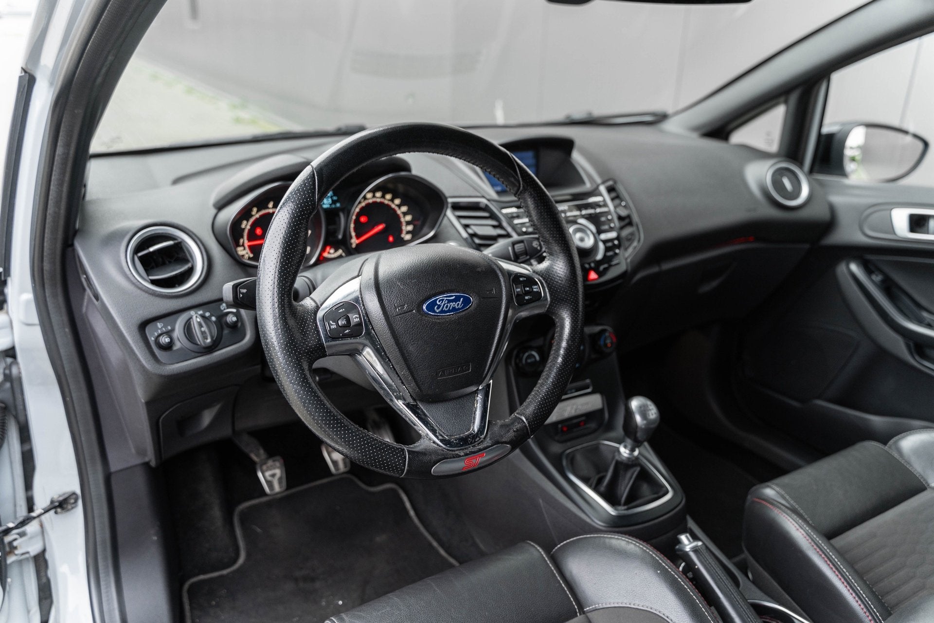 Ford Fiesta 1.6 ST2 200PK NARDO/H&R/CAMERA/NAVI/STOELVRM, Auto's, Voorwielaandrijving, 1063 kg, Gebruikt, Zwart