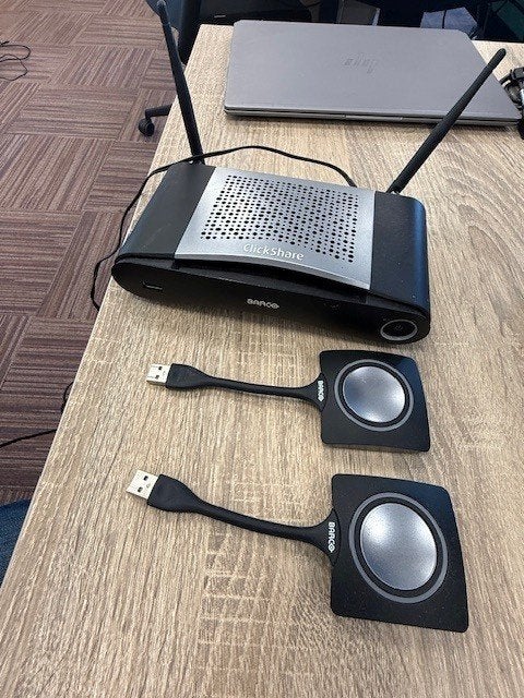 Barco ClickShare CSE-200 met 2 dongles – Werkt perfect, Ophalen, Zo goed als nieuw, Barco