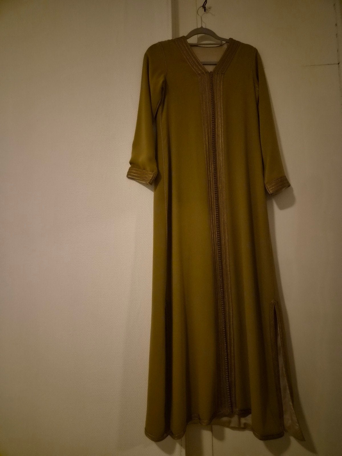 Elegante Kaftan Jurk - Olijfgroen met Gouden Details, Kleding | Dames, Jurken, Ophalen, Maat 38/40 (M), Onbekend, Zo goed als nieuw