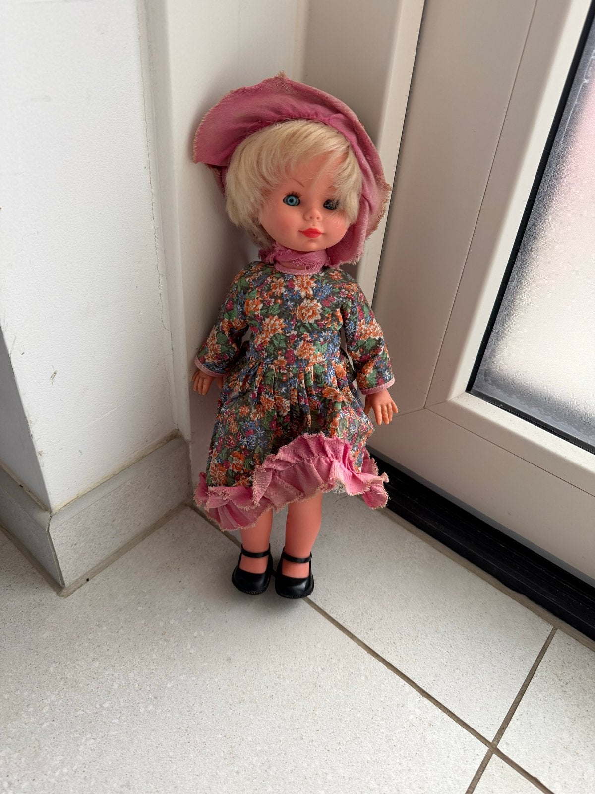 Vintage Babypop met Bloemenjurk en Roze Hoedje, Ophalen of Verzenden, Gebruikt, Babypop
