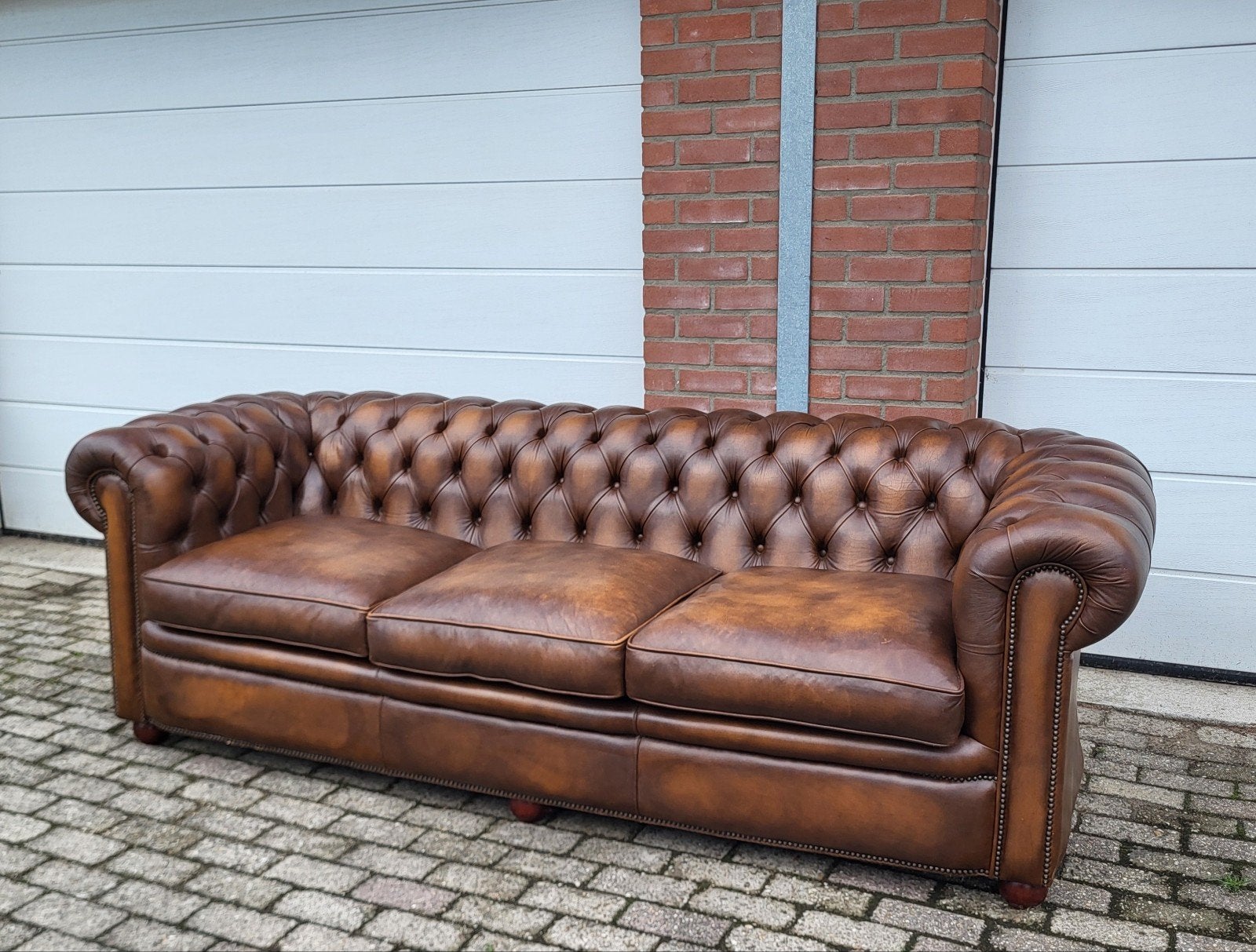 4 zits Chesterfield bank lichtbruin leer 250cm breed, Gebruikt, Chesterfield, Ophalen of Verzenden, Rechte bank