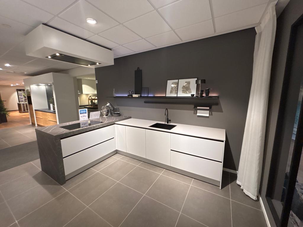 Moderne L-keuken met bar, kastenwand en topapparatuur, Ophalen, Wit, Hoekkeuken, Zo goed als nieuw