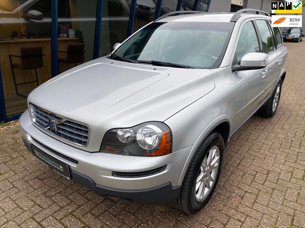 Volvo XC90 3.2 Momentum Automaat 7 Persoons / NL Auto, Auto's, 238 pk, Gebruikt, Zwart, 7 stoelen