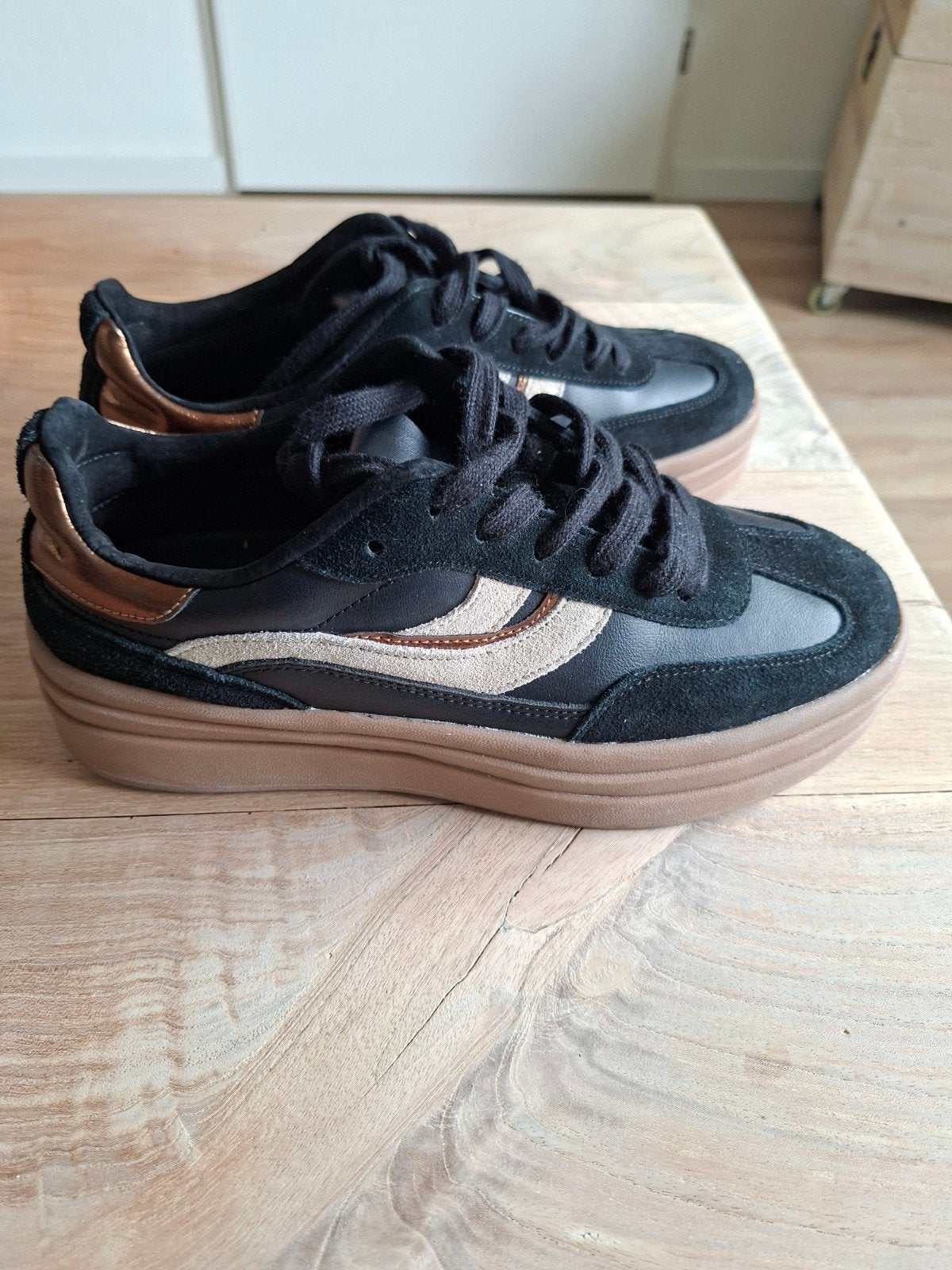 Zwarte sneakers met bruine zool en goud van Manfield met 41, Ophalen of Verzenden, Zo goed als nieuw, Zwart, Sneakers of Gympen