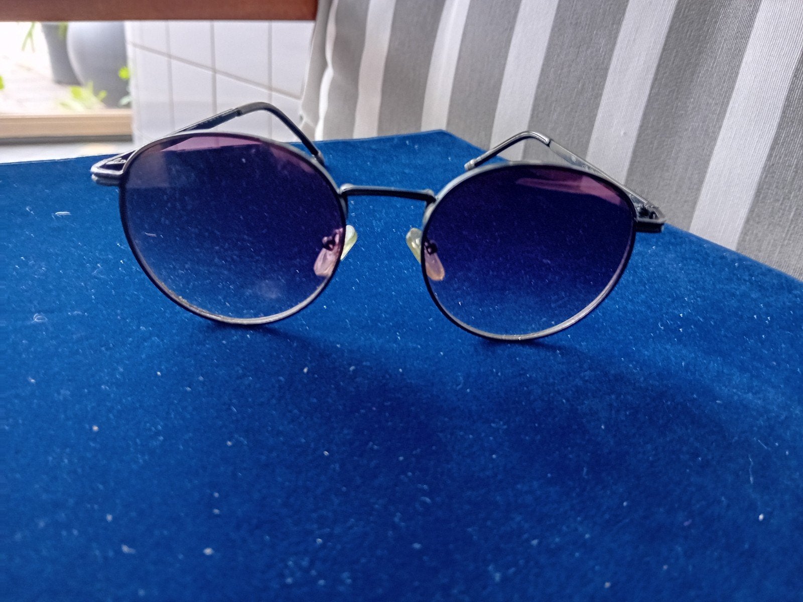 Stijlvolle Heren Zonnebril - Zwart met Blauwe Glazen, Overige merken, Zonnebril, Zwart, Ophalen of Verzenden
