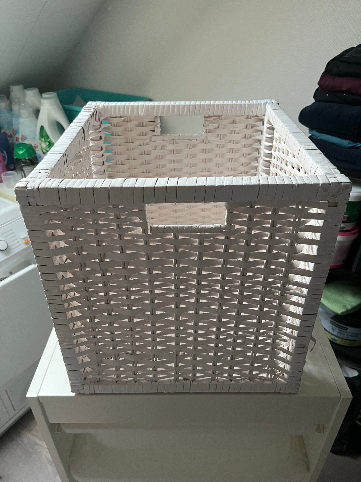Witte gevlochten mand - Ikea, Huis en Inrichting, Woonaccessoires | Schalen en Manden, Ophalen, Overige materialen, Gebruikt, Gevlochten