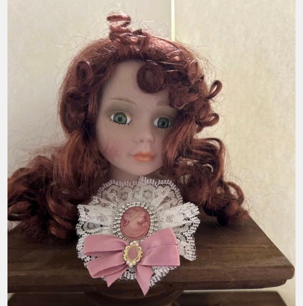 Poppenhoofdje met camee en rode haren porselein, Ophalen of Verzenden, Zo goed als nieuw, X, Pop