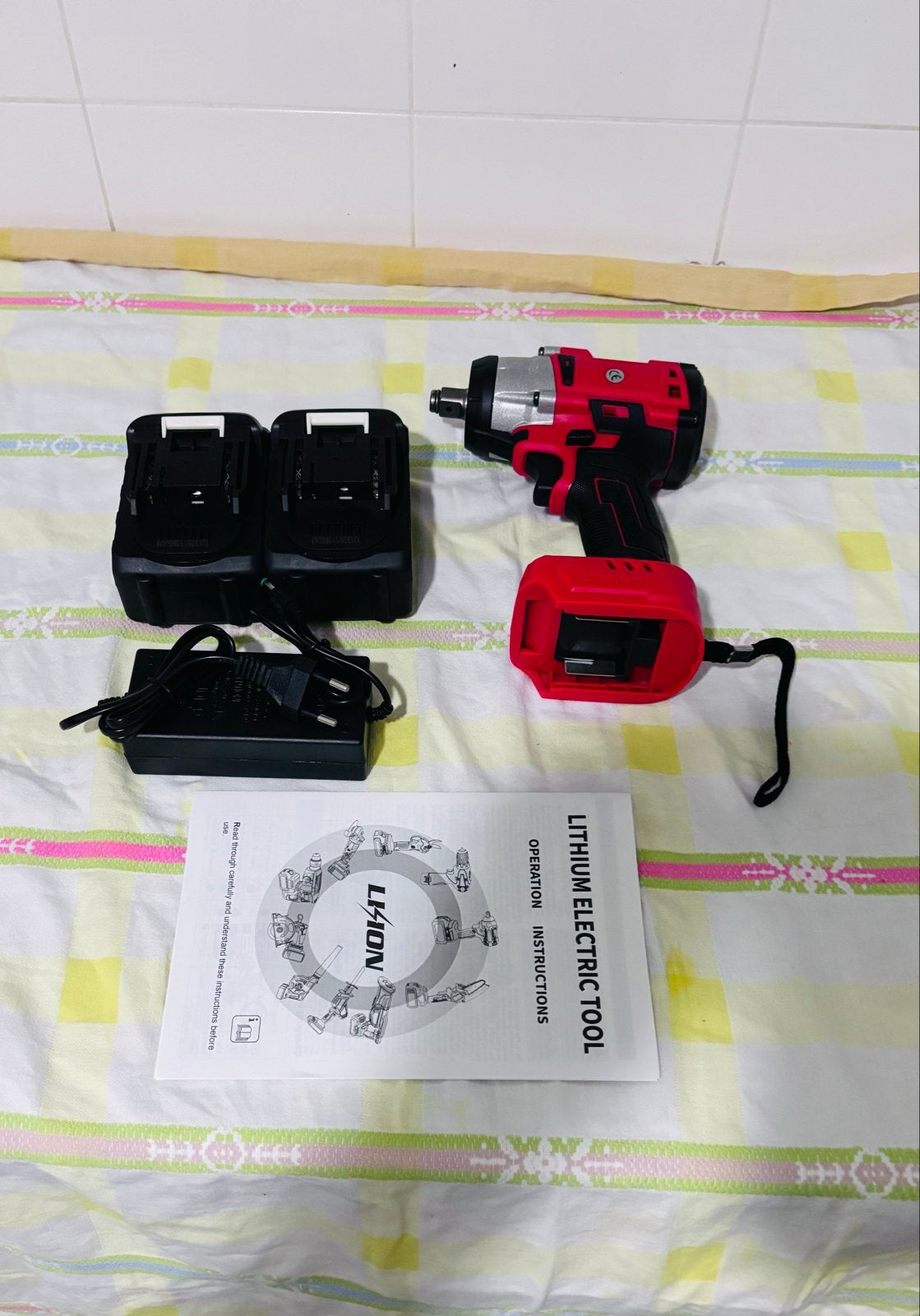 Nieuwe accu-slagmoersleutel met 2 batterijen, Doe-het-zelf en Verbouw, Ophalen of Verzenden, Nieuw, Overige typen