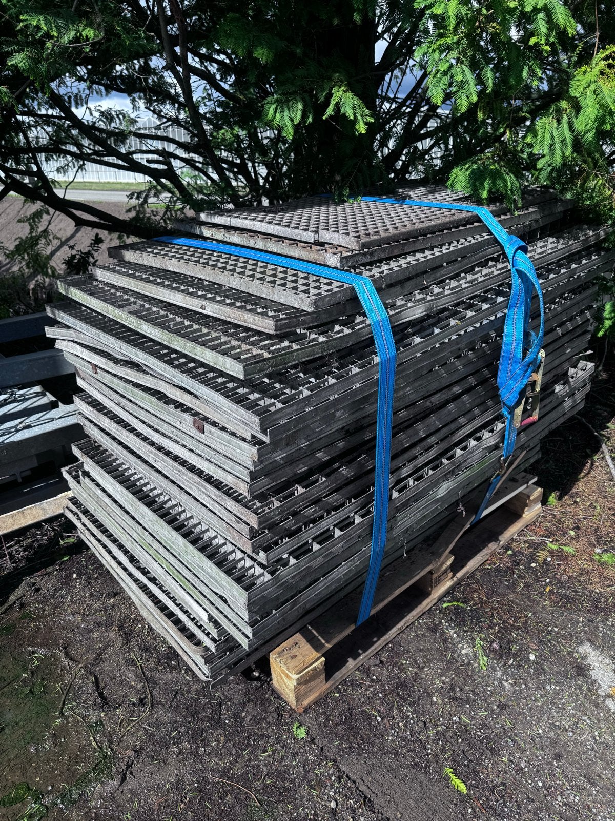 Metalen looproosters op pallet - Diverse maten, Doe-het-zelf en Verbouw, Ophalen, Gebruikt