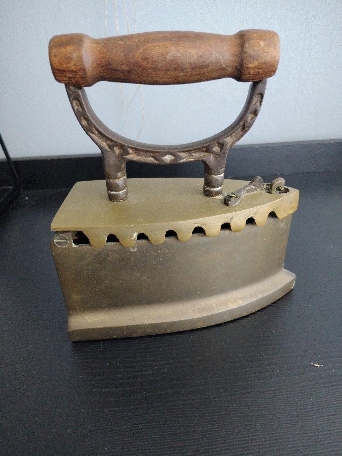 Antiek messing strijkijzer met houten handvat, Ophalen of Verzenden
