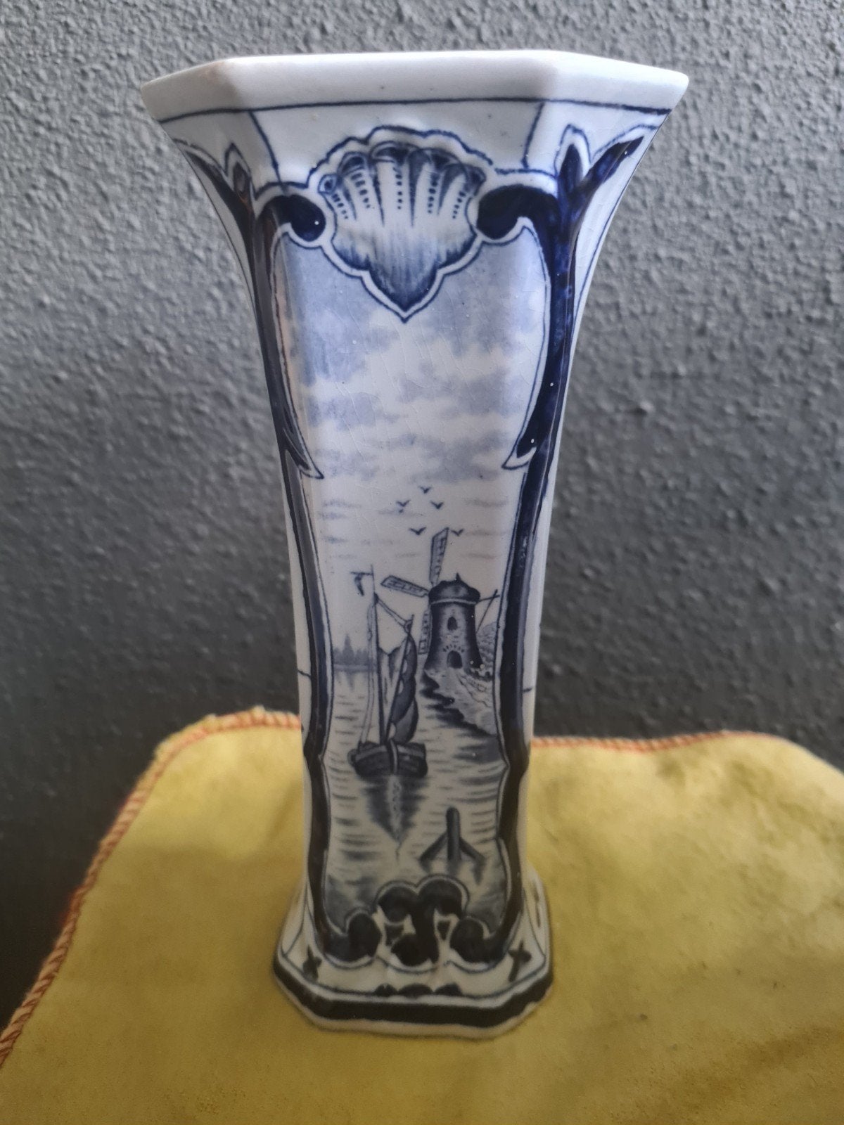 Antieke Delfts blauwe vaas met molen en bloemmotief, Antiek en Kunst, Ophalen