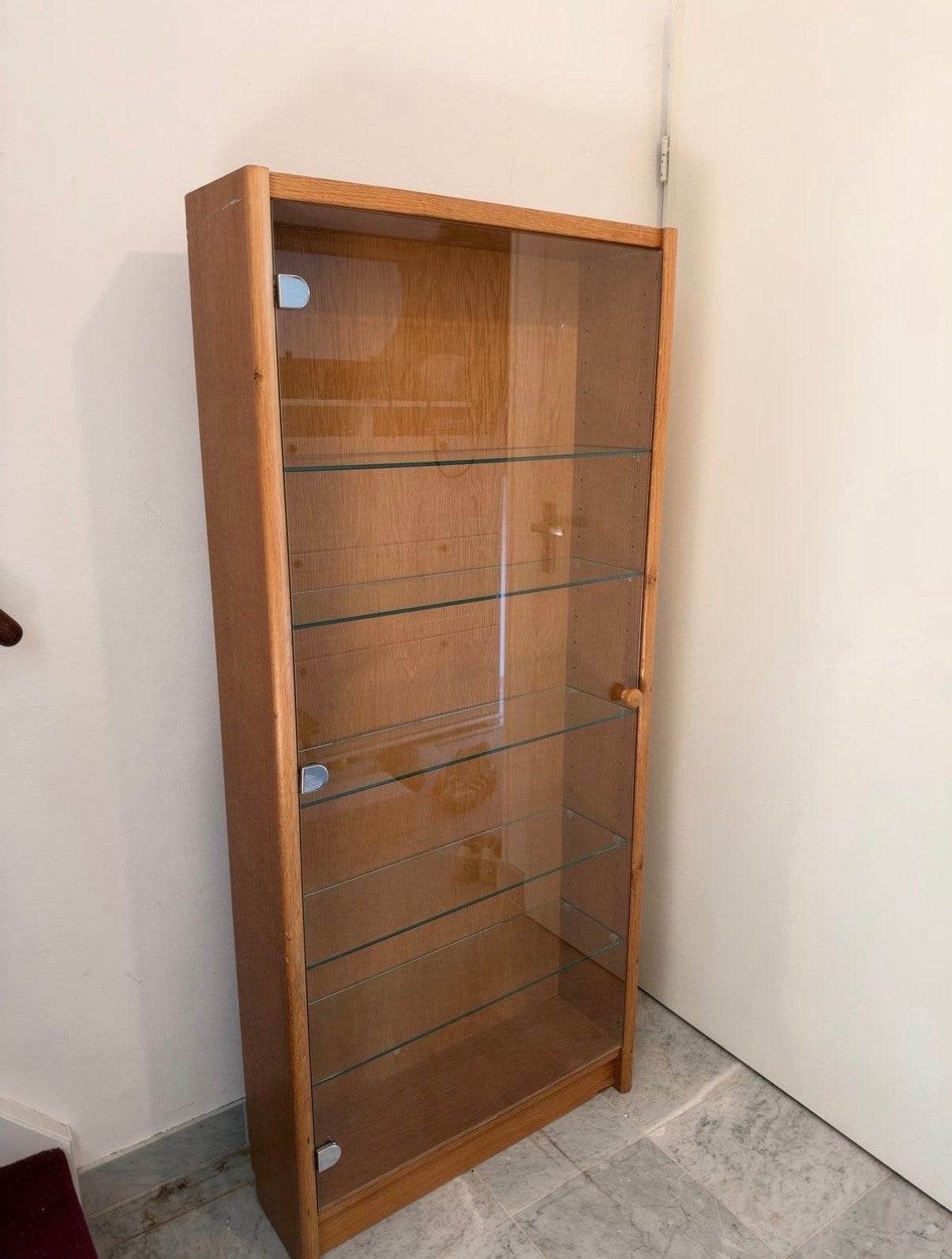 Houten vitrinekast met glazen planken en deur, Huis en Inrichting, Ophalen, 50 tot 100 cm, Zo goed als nieuw, 150 tot 200 cm