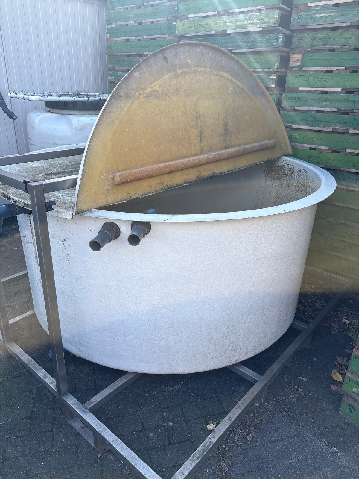 Grote polyester tank met stalen frame, Karper of Koi