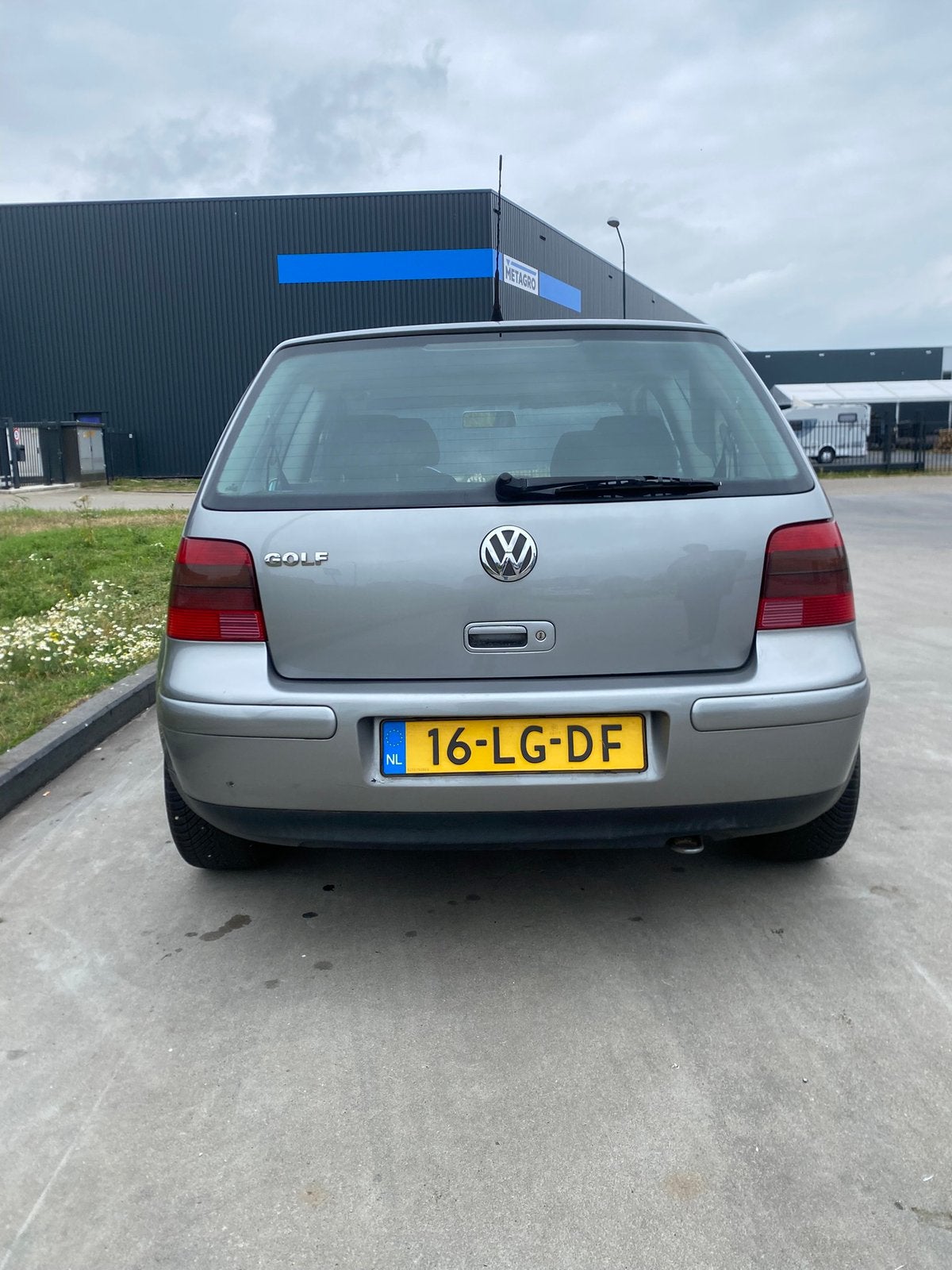 Volkswagen Golf 1.4 55KW 2003 Grijs, Auto's, Voorwielaandrijving, 74 pk, Zwart, 49 €/maand