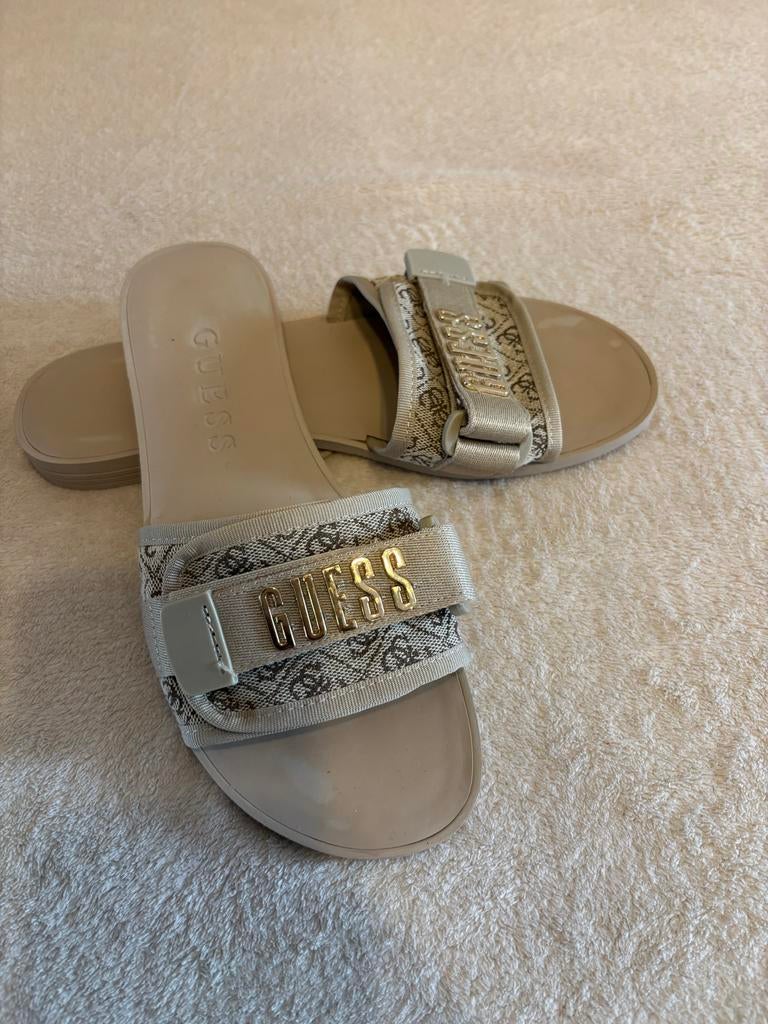 Guess slippers maat 40, Kleding | Dames, Schoenen, Ophalen of Verzenden, Zo goed als nieuw, Beige, Slippers