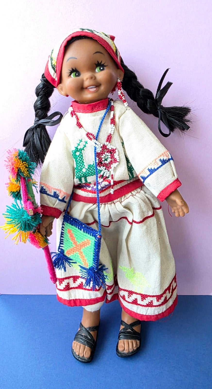 Huichol-pop met traditionele kleding en accessoires, Ophalen of Verzenden, Gebruikt, Pop