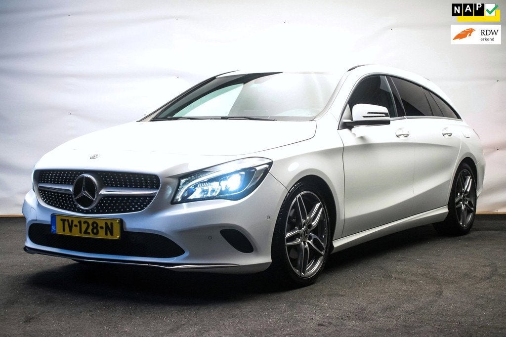 Mercedes-Benz CLA-klasse Shooting Brake 180 D AMG Line Upgra, Auto's, Mercedes-Benz, Gebruikt, 4 cilinders, Leder en Stof, Wit