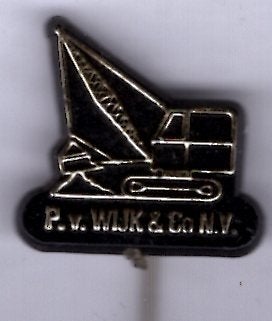 P. v. Wijk & Co n.v. zwart plastic draglines speldje( G_240), Verzamelen, Verzenden, Zo goed als nieuw, Transport, Speldje of Pin