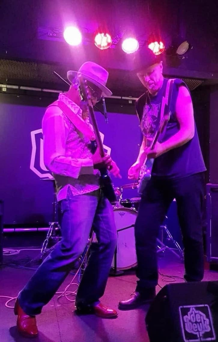 Drummer en bassist gezocht