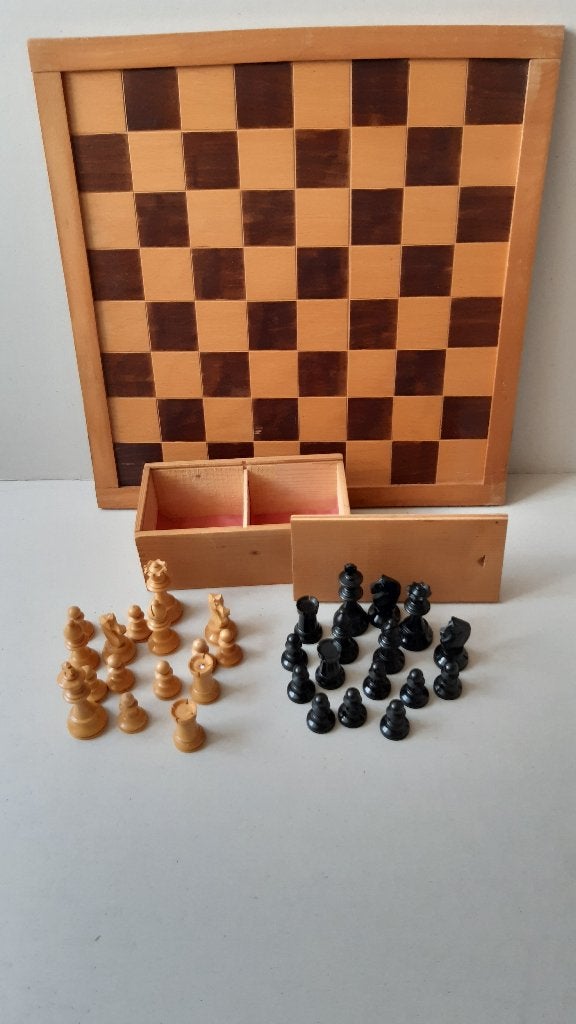 Oude schaakstukken in houten kist/schaakbord, Een of twee spelers, Ophalen of Verzenden, Gebruikt, Onbekend