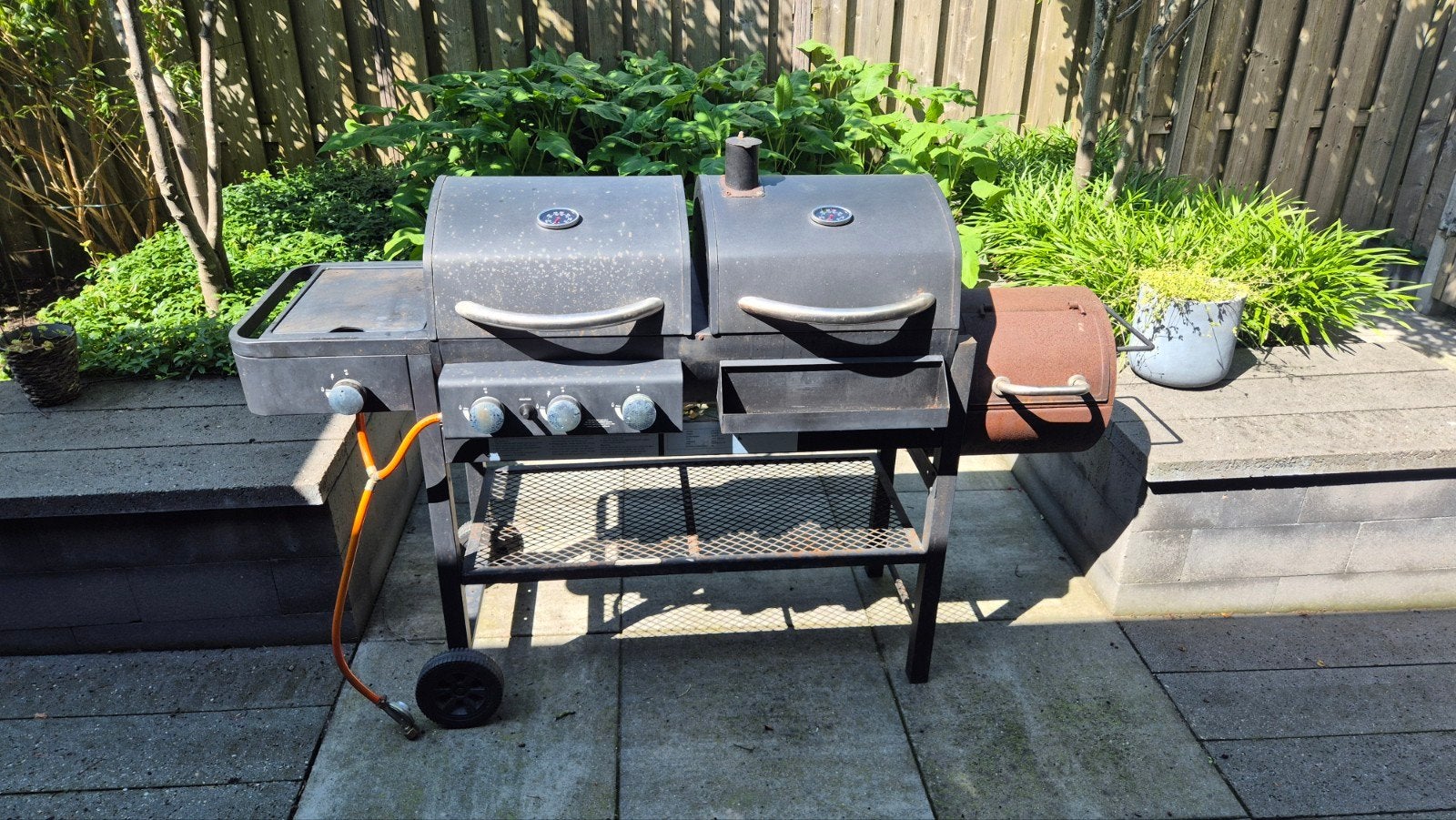 Grote BBQ met gas en houtskool, inclusief afdekhoes, Ophalen, Gebruikt, Onbekend, Met accessoires