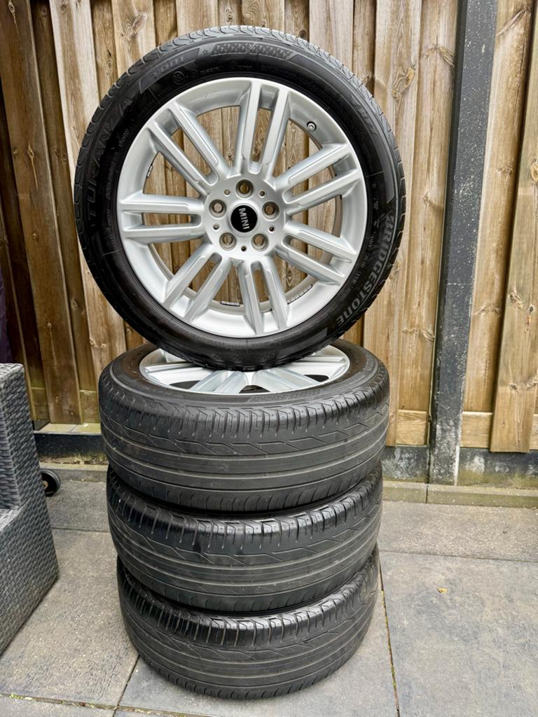 Set van 4 originele Mini velgen met Bridgestone zomerbanden, Auto-onderdelen, Banden en Velgen, Gebruikt, Banden en Velgen, 17 inch