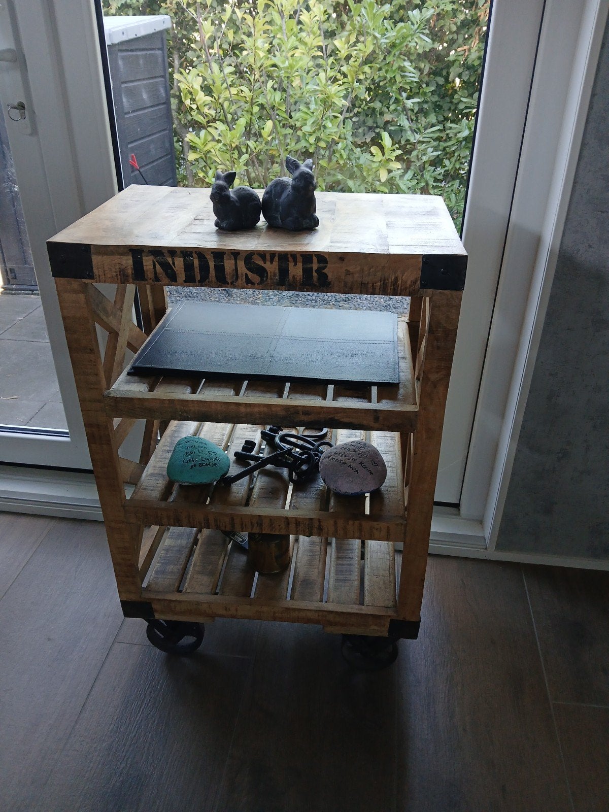 Industriële trolley van mangohout op wielen, Ophalen of Verzenden