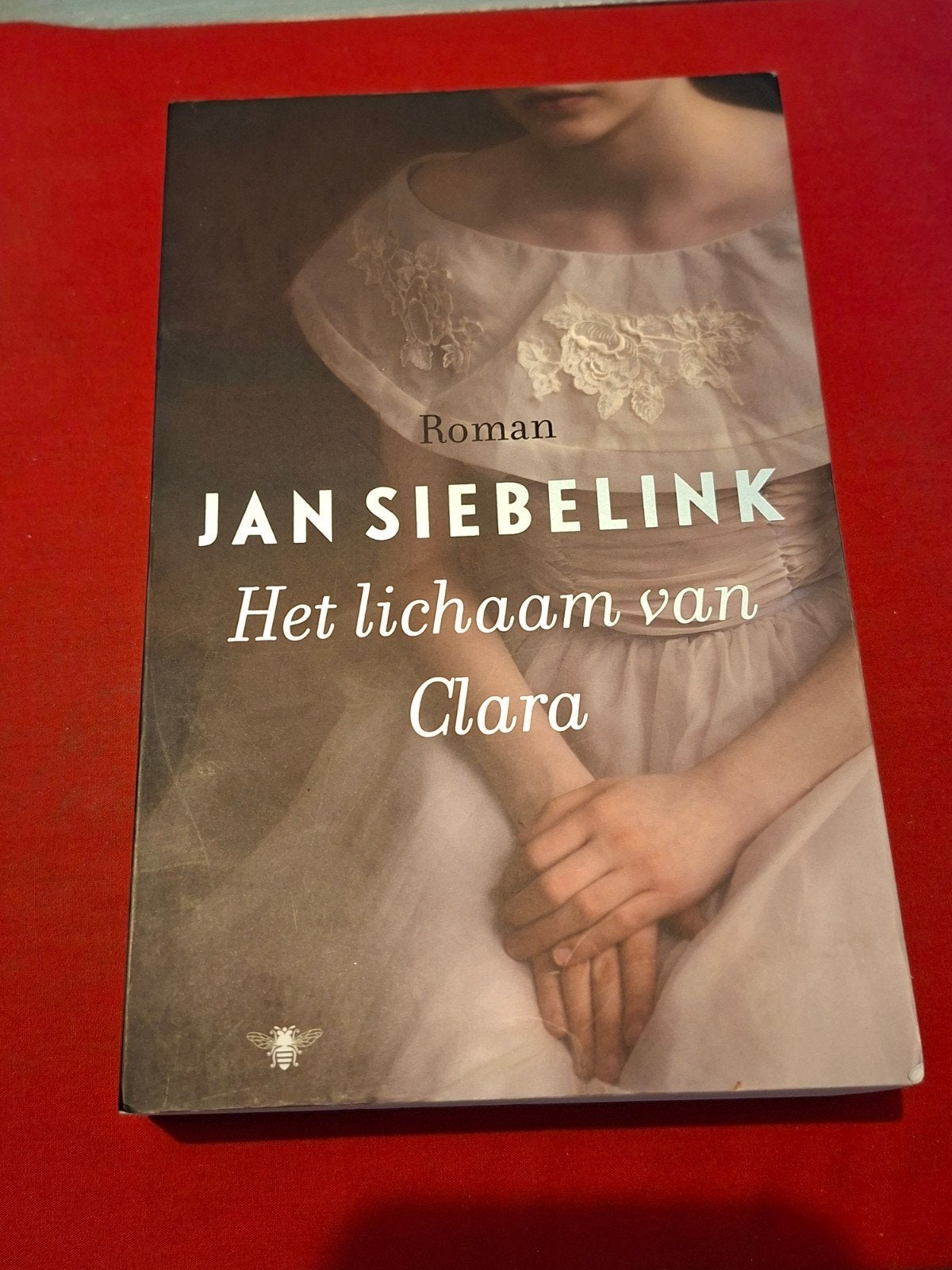 GESIGNEERD Het lichaam van Clara. Jan Siebelink. 2010., Ophalen of Verzenden, Gelezen