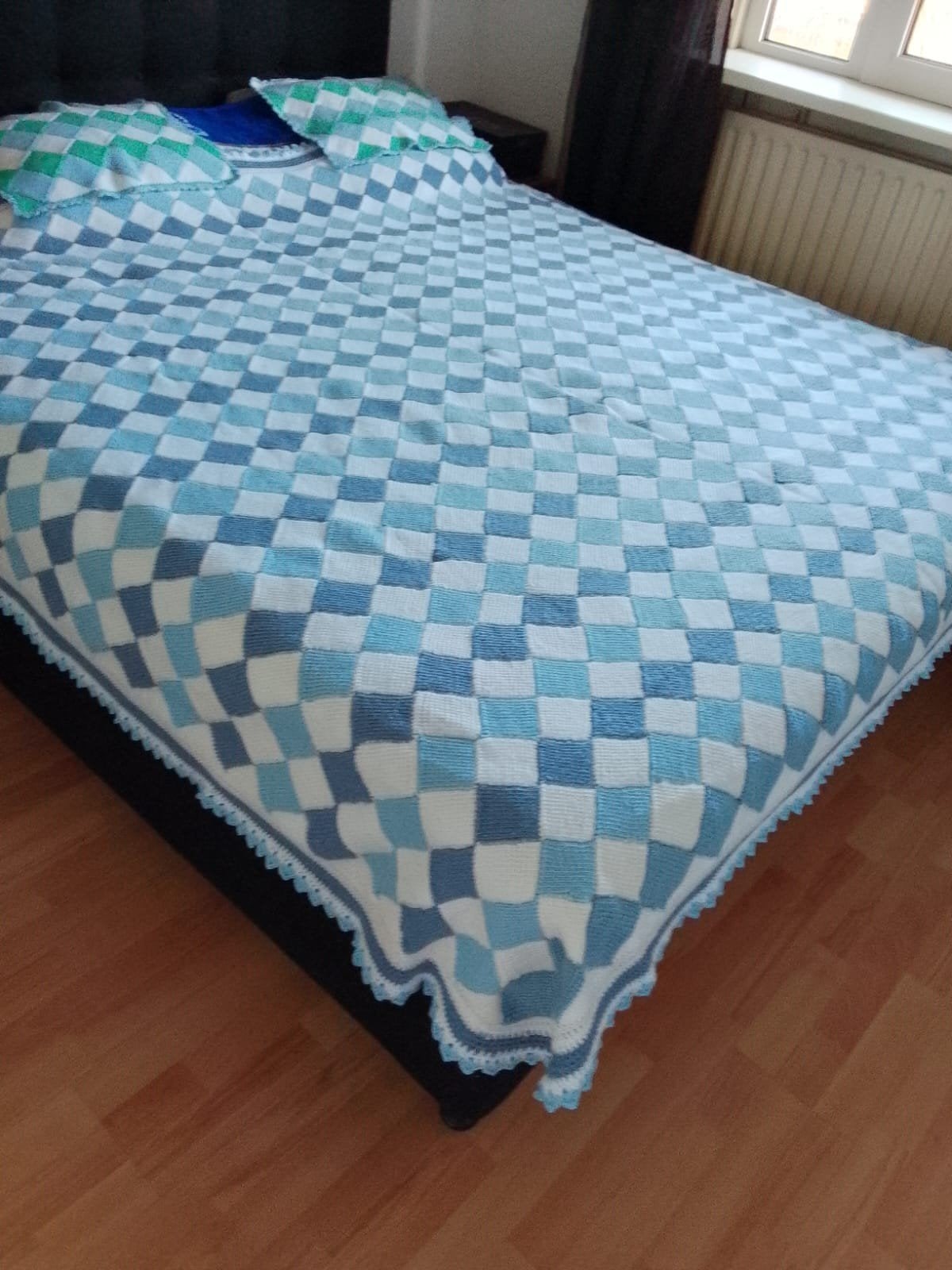 Handgemaakte gebreide deken - Blauw/Wit geblokt, Ophalen of Verzenden