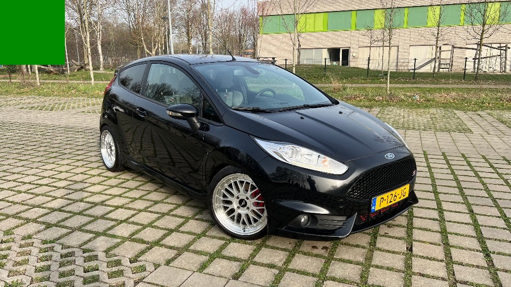 Ford Fiesta ST 2015 (UNIEK! 240pk! Nieuwe dstr. riem!), Auto's, 1596 cc, 4 cilinders, Leder en Stof, Handgeschakeld