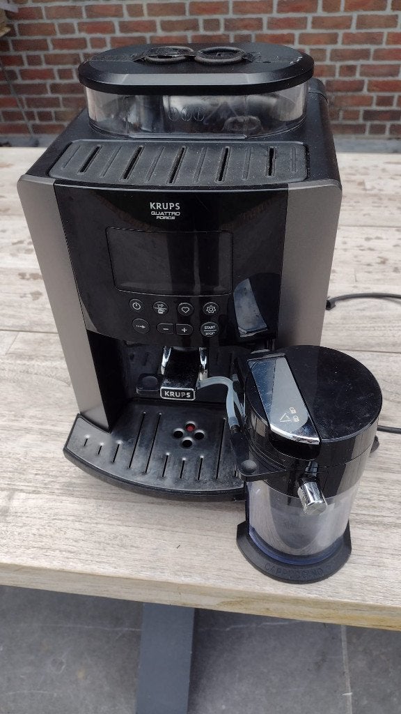 Krups Quattro Force koffiemachine EA819 met melkopschuimer, Afneembaar waterreservoir, Gebruikt, Koffiemachine, 1 kopje