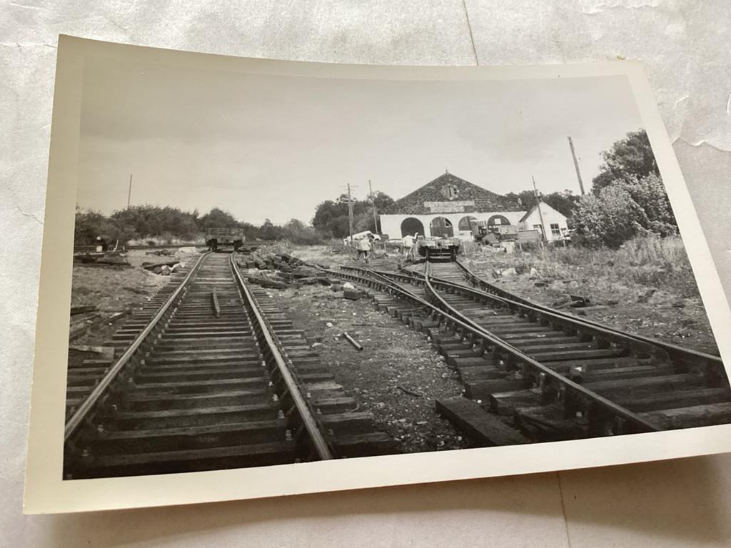 Vintage foto van spoorwegemplacement met gebouw 9x13 cm, Ophalen of Verzenden, Zo goed als nieuw