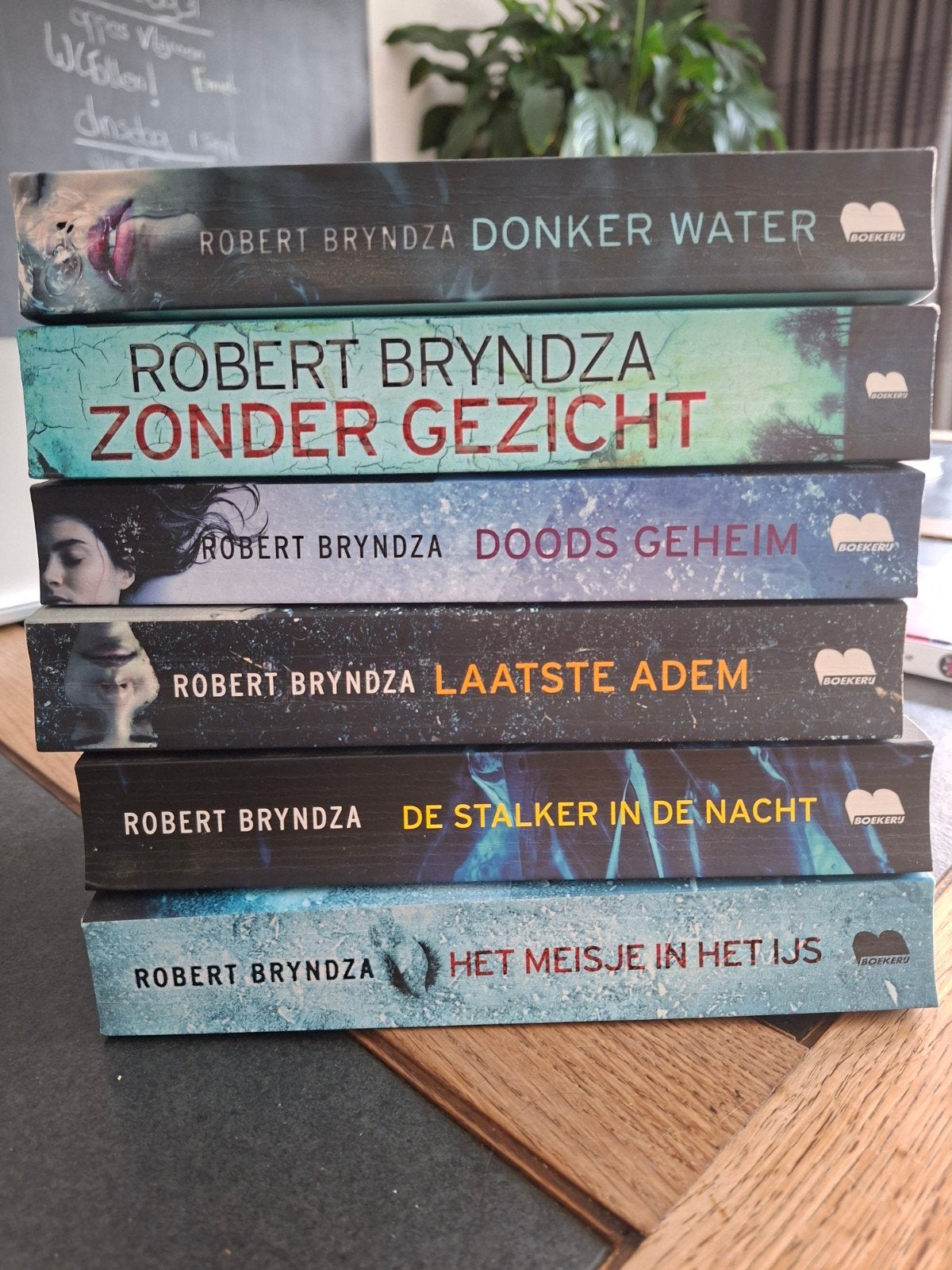 Robert Bryndza - Complete Erika Foster serie (6 boeken), Boeken, Thrillers, Ophalen, Zo goed als nieuw, Robert Bryndza, Scandinavië