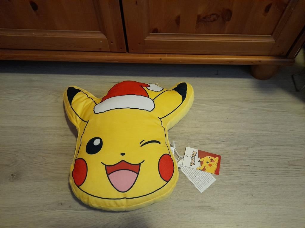 Pokemon Pikachu Christmas kussen. 37 cm, Hobby en Vrije tijd, Verzamelkaartspellen | Pokémon, Ophalen of Verzenden, Nieuw
