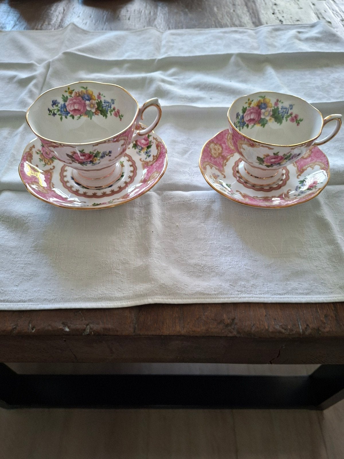 Royal Albert Lady Carlyle theekopjes en schotels, Antiek en Kunst, Antiek | Servies los, Ophalen of Verzenden