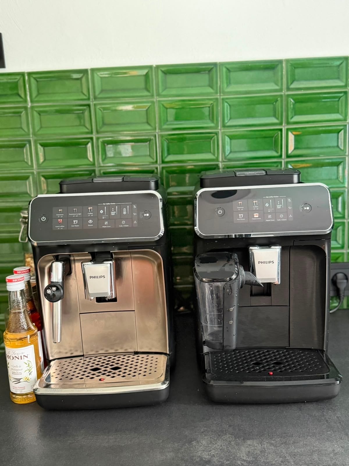 2x Philips koffie– Series 2300 RVS + Series 2200 LatteGo, Witgoed en Apparatuur, Koffiezetapparaten, Ophalen, Afneembaar waterreservoir