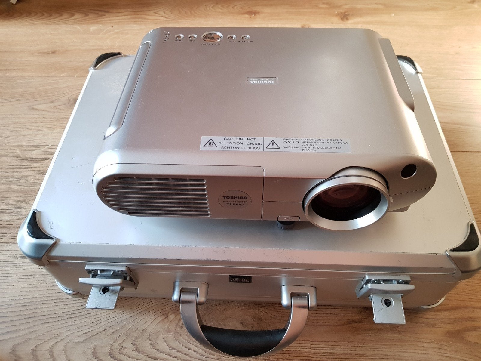 Toshiba beamer TLP680 + accessoires in flightcase teab, Ophalen